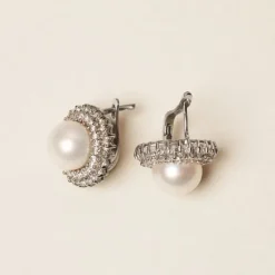 Hot Centred Pearl Earrings Earrings